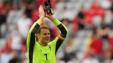 Manuel Neuer, portero de Alemania, con el brazalete arcoíris