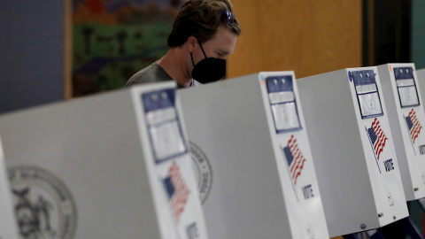 Un hombre vota durante el día de las elecciones primarias en una escuela pública en Bedford-Stuyvesant Brooklyn, Nueva York.