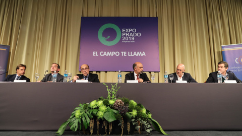 04.09.19 - El candidato presidencial uruguayo Luis Lacalle Pou (Derecha a Izquierda), Guido Manini Ríos, Daniel Martínez, Pablo Mieres, Edgardo Novic y Ernesto Talvi asisten a un diálogo en la Expo Prado 2019. Foto: Mauricio Zina / SOPA Images a travé