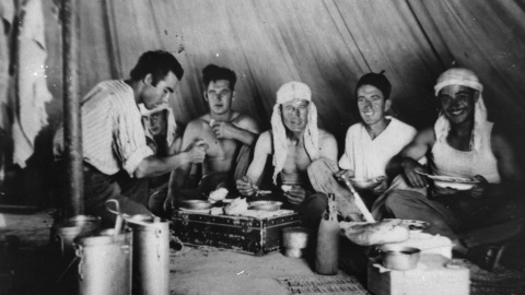 Presos trabajadores de la construcción del ferrocarril Transahariano entre 1940 y 1943 durante un descanso.