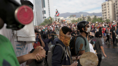 Manifestantes durante una marcha en Santiago. - REUTERS