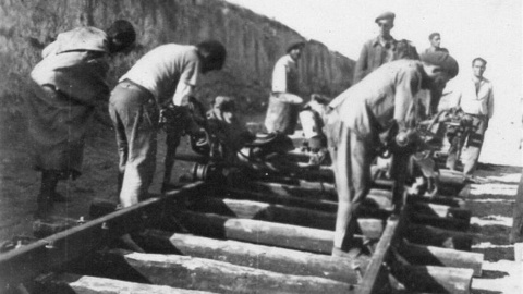 -Presos trabajando en la construcción del ferrocarril Transahariano entre 1940 y 1943, miles de republicanos españoles fueron recluidos por la Francia de Vichy en campos de concentración en Marruecos y Argelia para construir el ferrocarril Transaharian