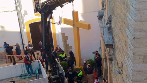 La cruz de Aguilar durante su retirada, en una imagen de archivo.