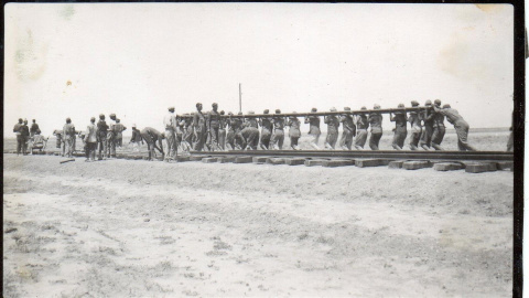 Presos trabajando en la construcción del ferrocarril Transahariano entre 1940 y 1943, miles de republicanos españoles fueron recluidos por la Francia de Vichy en campos de concentración en Marruecos y Argelia para construir el ferrocarril Transahariano