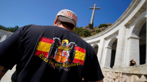 Un hombre con una camiseta con la bandera anticonstitucional en el Valle de los Caídos. REUTERS/Juan Medina