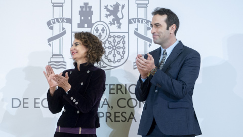 La vicepresidenta primera y ministra de Hacienda, María Jesús Montero, y el ministro de Economía, Carlos Cuerpo, durante el acto de traspaso de la cartera, tras la salida del Gobierno de Nadia Calviño, en Madrid. E.P./Alberto Ortega