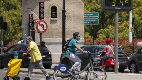 Un termómetro que marca los 34 grados centígrados en València, a 17 de junio de 2024.