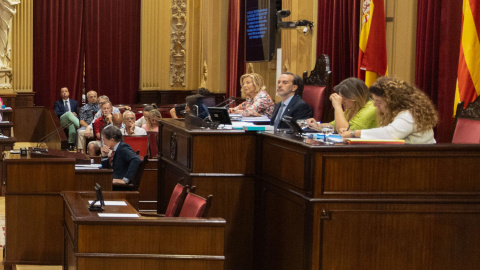 El presidente del Parlament balear, Gabriel Le Senne (3d), durante el pleno del parlamento balear celebrado este martes, cuando rompió la fotografía de Aurora Picornell.