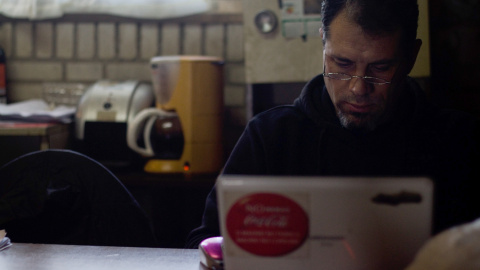 Juan Carlos Asenjo, portavoz del campamento de trabajadores de Coca-Cola en Fuenlabrada y miembro del comité de empresa, trabaja en el interior de la cabaña que motaron a las puertas de la antigua embotelladora. -JAIRO VARGAS