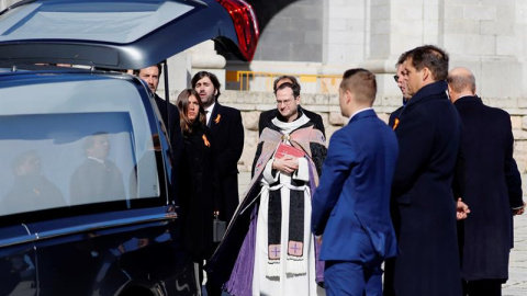 24/10/2019.- Los familiares de Franco junto con el prior Santiago Cantera (C) meten el féretro del dictador en un coche para su traslado tras su exhumación en la basílica del Valle de los Caídos. EFE/Juan Carlos Hidalgo