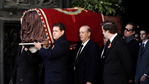 24/10/2019.- El nieto de Francisco Franco, Luis Alfonso de Borbón (i) lidera la comitiva familiar con los restos del dictador tras su exhumación del Valle de los Caídos y antes de su trasladado al cementerio de El Pardo-Mingorrubio para su reinhumació