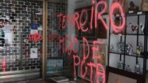 La galería del artista que pintó sobre la tumba de Franco amanece con una pintada contra él: "Tenreiro, hijo de puta"