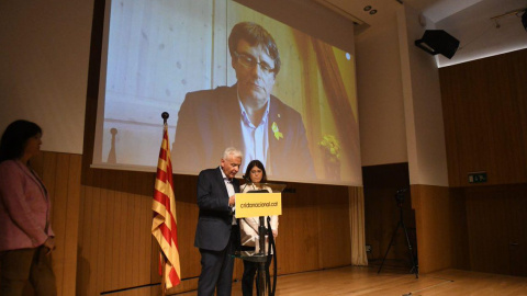 Ferran Mascarell i Gemma Geis llegeixen el manifest de Crida Nacional per la República, el projecte de nou espai polític al voltant de JxCat, aquest dilluns a l'Ateneu Barcelonès, amb Carles Puigdemont en videoconferència des d'Alemanya. / Crida Nacio