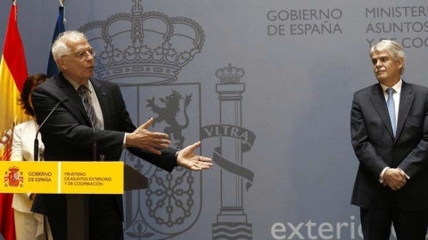 El ministro de Asuntos Exteriores Josep Borrell, y el exministro de Asuntos Exteriores Alfonso Dastis, en la ceremonia de traspaso de carteras en el Palacio de Santa Cruz en Madrid. (JAVIER LIZÓN | EFE)