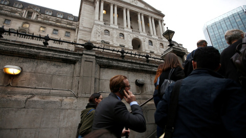 Varias personas salen a la calle por la boca del metro de Londres junto a la sede del Banco de Inglaterra, en la City. REUTERS/Peter Nicholls