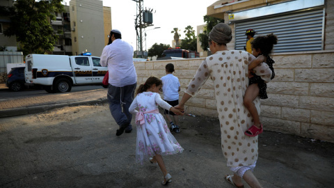 Israelíes, en Sederot el pasado fin de semana. REUTERS/Amir Cohen