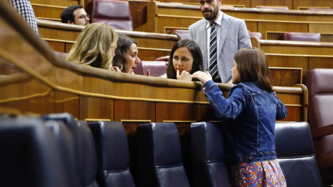 La vicesecretaria general del PSOE, Adriana Lastra, conversa con las diputadas de Unidos Podemos, Ione Belarra y Noelia Vera, antes de la votación de este lunes en el Congreso. - EFE