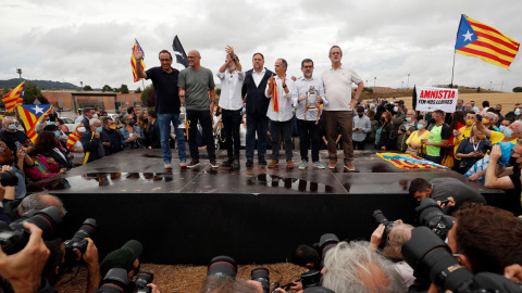 Los siete presos de Lledoners, a su salida de la cárcel.