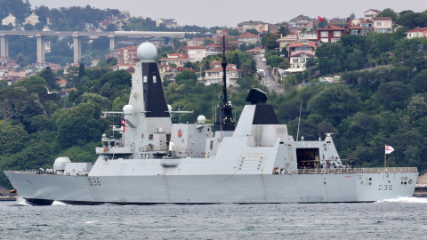 El buque inglés HMS Defender.