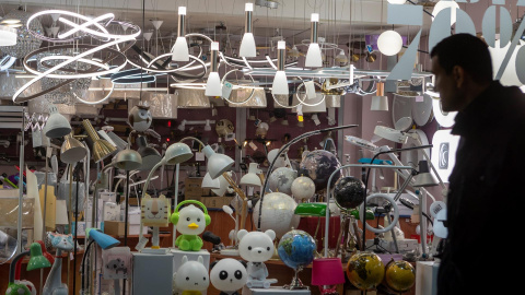 Un hombre pasa frente a una tienda de iluminación, este jueves en Zaragoza.