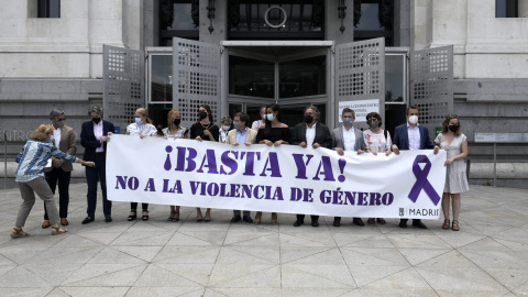 Pancarta en la concentración silenciosa contra la violencia machista, a 14 de junio de 2021, en la Plaza de Cibeles, Madrid, (España)