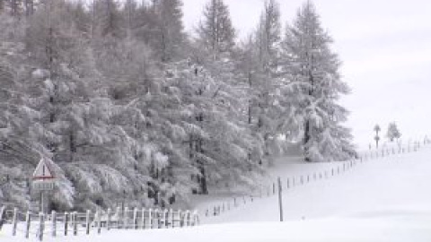 La nieve, el viento y oleaje ponen en aviso a cerca de una veintena de provincias