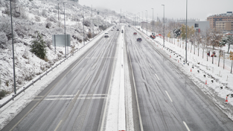 Una carretera nevada, a 28 de noviembre de 2021, en Pamplona, Navarra.