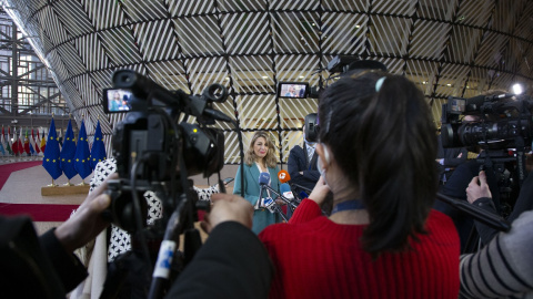 La vicepresidenta segunda del Gobierno y ministra de Trabajo y Economía Social, Yolanda Díaz, realiza unas declaraciones a los medios a su llegada a la reunión del Consejo de Ministros de Empleo de la UE, en Bruselas.