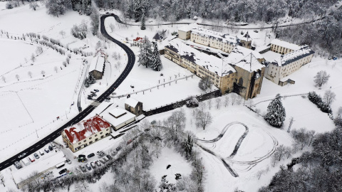 Imagen tomada desde un dron de la Colegiata de Roncesvalles cubierta de nieve tras los últimos temporales que han afectado a la zona.