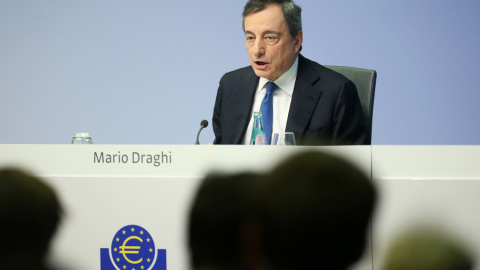 El presidente del BCE, Mario Draghi, en su última conferencia de prensa en Fráncfort, tras la reunión del Consejo de Gobierno de la entidad, antes de dar el relevo a la francesa Christine Lagarde. REUTERS/Ralph Orlowski