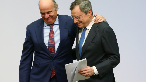 El vicepresidente del BCE, el español Luis de Guindos, abraza al presidente de la entidad, el italiano Mario Draghi, la la rueda de prensa tras la reunión del Consejo de Gobierno, la última antes de dar el relevo a la francesa Christine Lagarde el 1 de