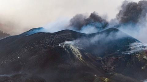 El volcán de Cumbre Vieja, en La Palma, cesó su actividad explosiva este viernes por la tarde, lo que permite verlo con más claridad .