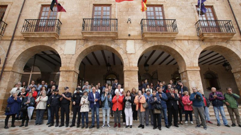 Imagen de la concentración en el Ayuntamiento de Dénia (Alicante) , que decreta un día de luto, en repulsa al crimen machista de una mujer de 44 años. - EFE