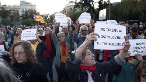 Centenars de persones han participat a l'acte "No toqueu el nostre jovent". EFE / JESÚS DIGES