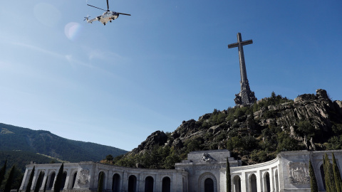 Momento en el que los restos de Franco son trasladados en helicóptero tras su exhumación. / REUTERS