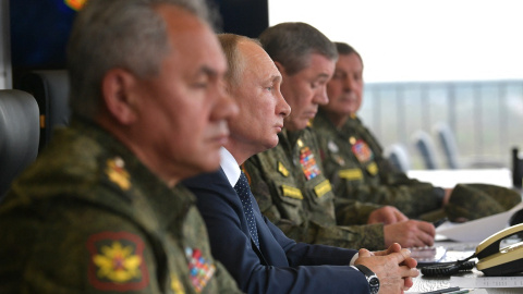 El presidente ruso, Vladimir Putin, junto al ministro de Defensa, Sergei Shoigu, en Moscú el pasado 13 de septiembre de 2021.