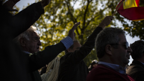 Manifestantes cantan el Cara al Sol.- JAIRO VARGAS