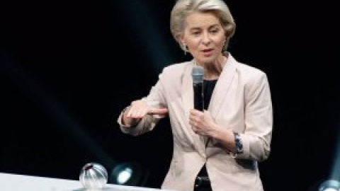 Bruselas aclara que no prevé plantear la vacunación obligatoria tras sugerir Von der Leyen abrir el debate