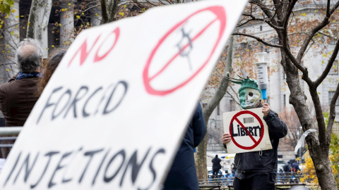 Un grupo de manifestantes se reúne para protestar contra el mandato de vacunación en la ciudad de Nueva York, a 6 de diciembre de 2021.