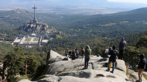 24/10/2019 - La gente se reúne cerca del Valle de los Caídos, la basílica desde donde se exhuma los restos del fallecido dictador Francisco Franco. REUTERS / Jon Nazca