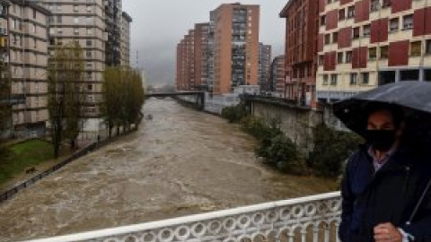 Carreteras y calles inundadas tras los desbordamientos de los ríos Asón, Cadagua y Nervión en Cantabria y Euskadi