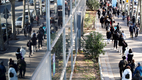 Cientos de personas hacen cola para vacunarse en el centro de vacunación instalado en la Fira de Barcelona este martes.