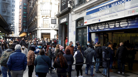 Vista de la cola para comprar lotería de Navidad en Doña Manolita en la calle del Carmen en Madrid el pasado domingo.