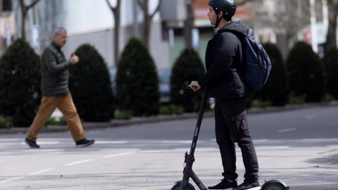 Imagen de archivo de un hombre montado en un patinete eléctrico, a 5 de abril de 2024, en Madrid