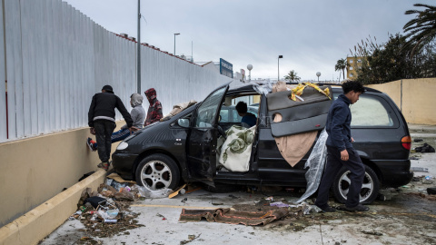 Un grupo de menores migrantes se junta en el coche donde duermen varios de ellos, en Ceuta. Los menores migrantes que llegan solos son uno de los colectivos más vulnerables e invisibilizados en España.- PEDRO ARMESTRE/SAVE THE CHILDREN