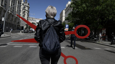 Una persona del sector de la estética acude con unas tijeras a una manifestación organizada desde el Paseo del Prado hasta el Congreso de los Diputados, a 17 de mayo de 2021, en Madrid.