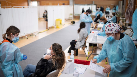 Varios jóvenes se someten a un test de antígenos en la Universidad de Alcalá de Henares.