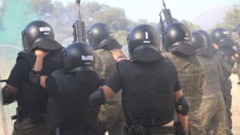 Los legionarios se entrenan para el "control de masas" con la ayuda de policías y guardias civiles