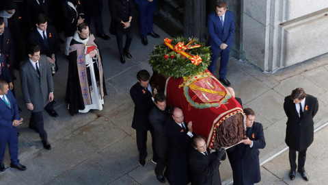 Momento en el que los familiares de Franco sacan los restos del dictador del Valle de los Caídos. - REUTERS