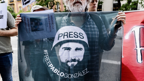 El periodista y presidente de honor de la Asociación de Periodistas de Investigación (API), Antonio Rubio, con una pancarta pidiendo la liberación del periodista Pablo González